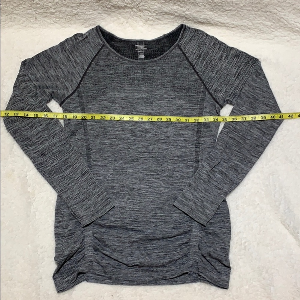 L/S Vera Wang athletic top with thumb holes